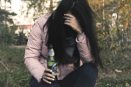 Kobiecy alkoholizm - czym różni się od męskiego